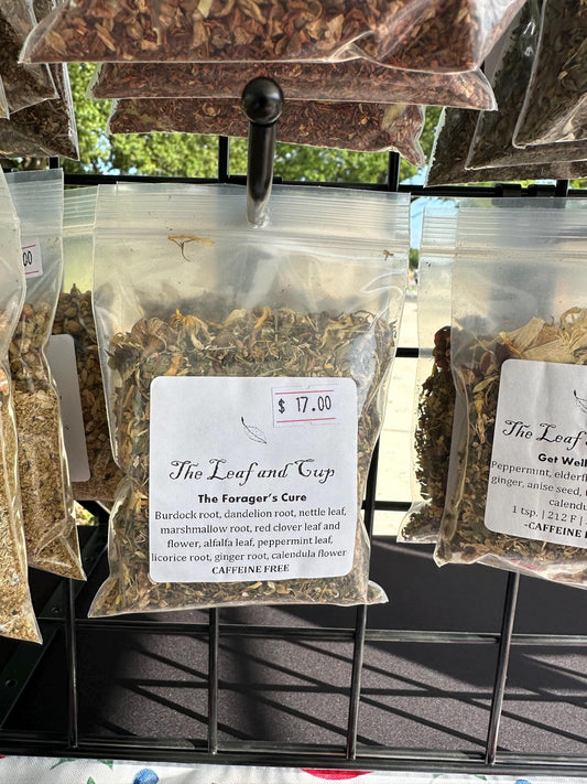 Té The Forager's Cure: mezcla de hierbas orgánicas desintoxicantes con bardana, diente de león y ortiga. Hojas sueltas sin cafeína. Fabricado en lotes pequeños en EE. UU.